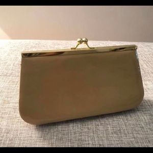 Tan handheld clutch